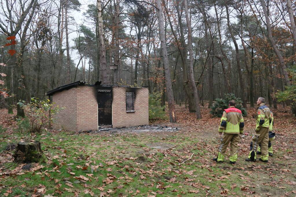 Schuur met asbest dak brandt uit