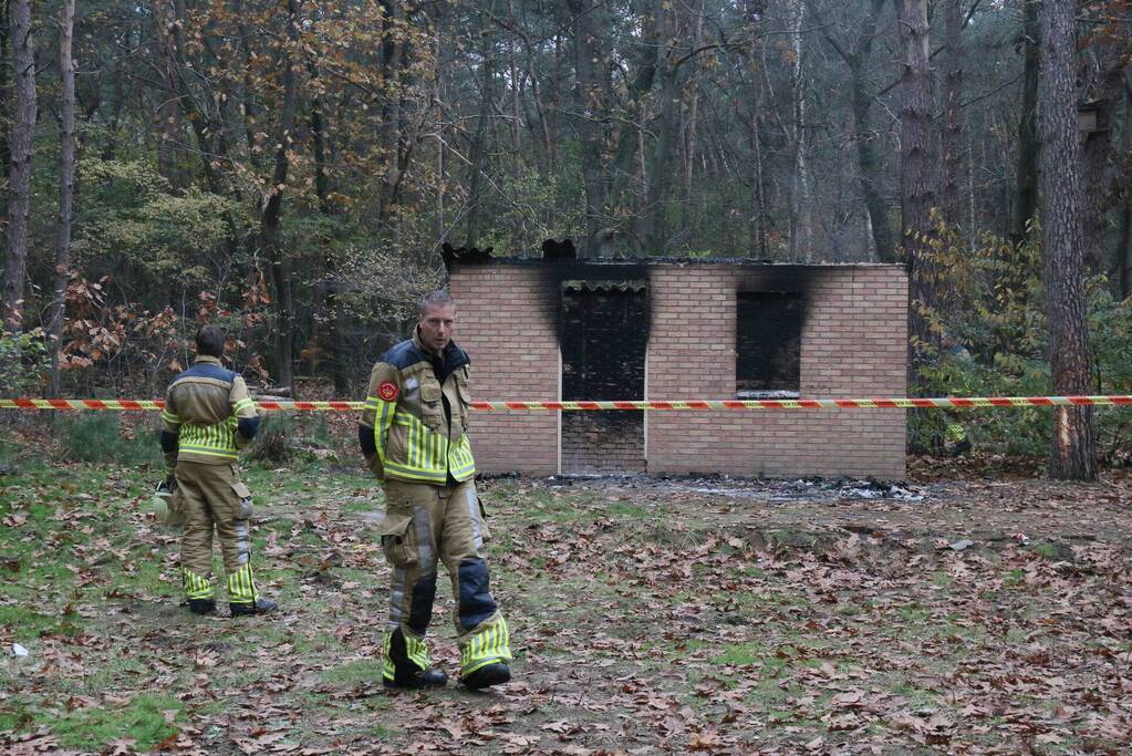 Schuur met asbest dak brandt uit