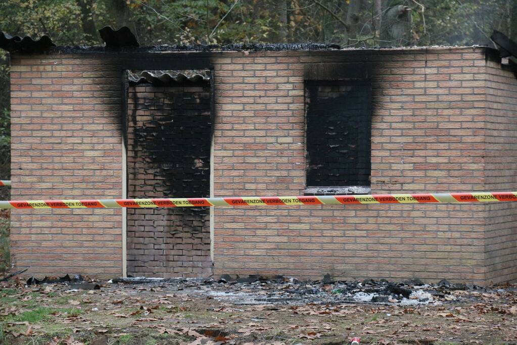 Schuur met asbest dak brandt uit