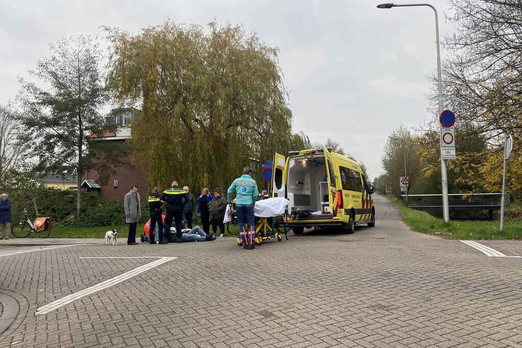 Fietser aangereden, automobilist rijdt door