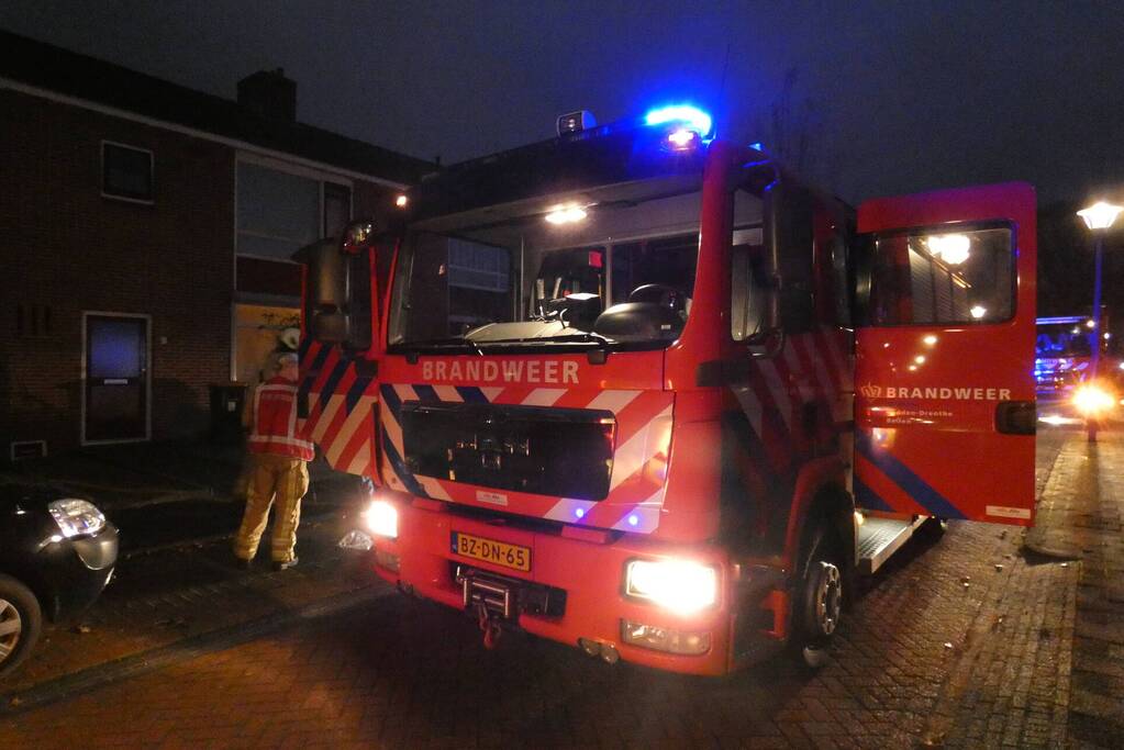 Brandweer blust brand in keuken van woning