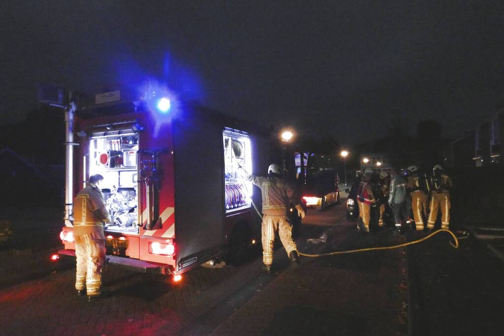 Brandweer blust brand in keuken van woning