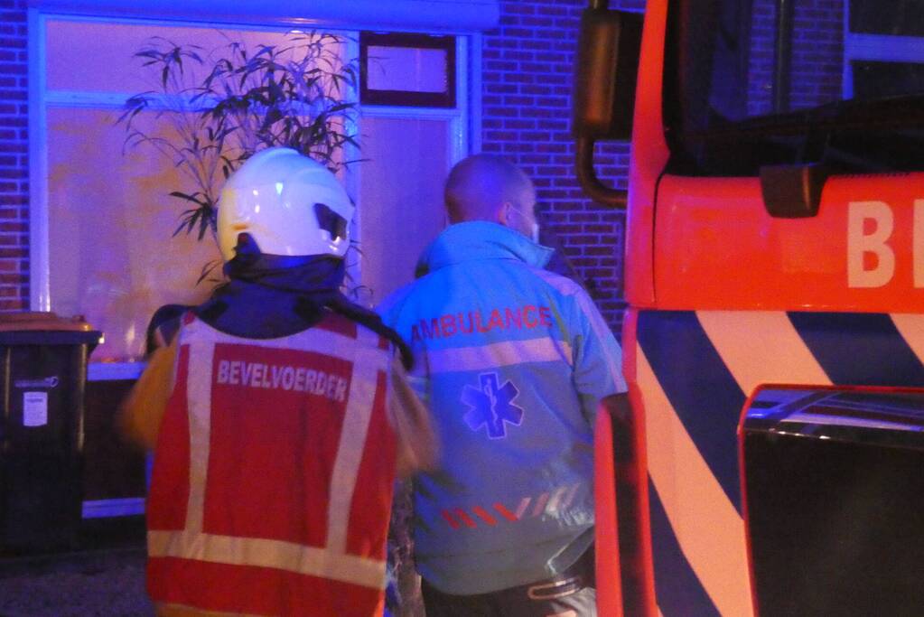 Brandweer blust brand in keuken van woning