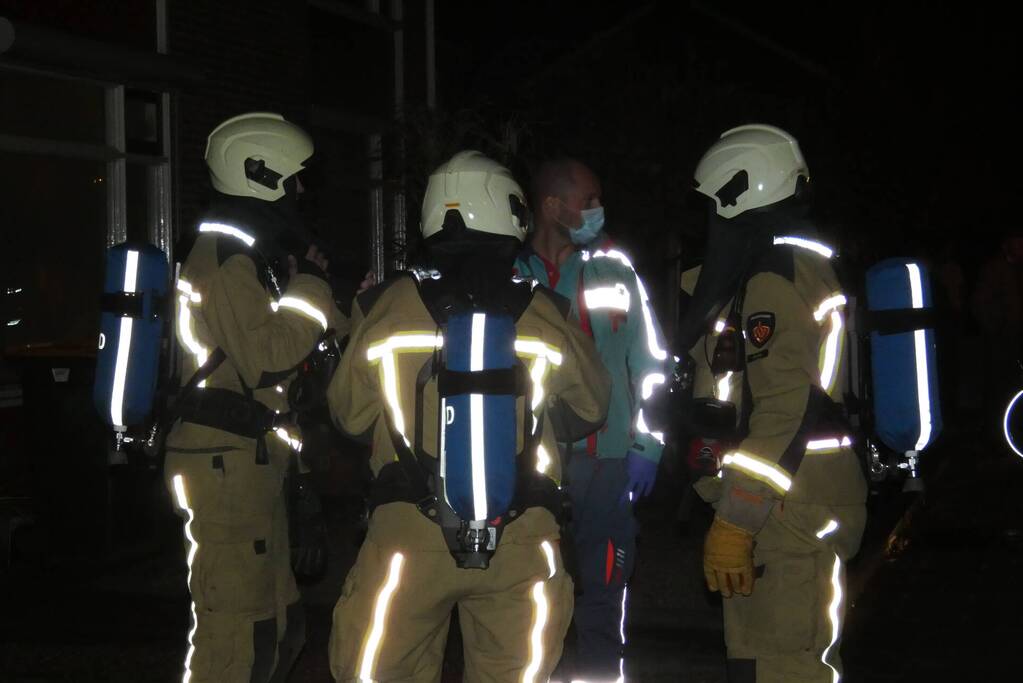 Brandweer blust brand in keuken van woning