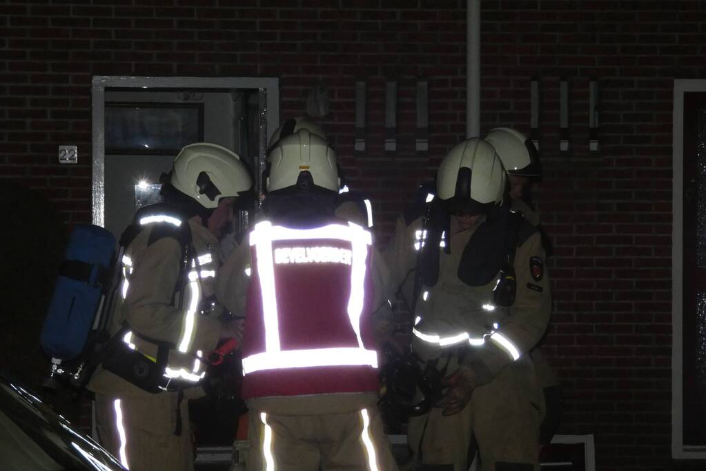 Brandweer blust brand in keuken van woning