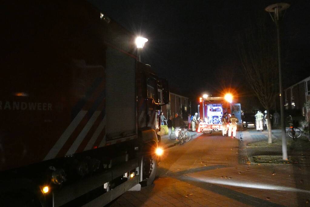 Brandweer blust brand in keuken van woning