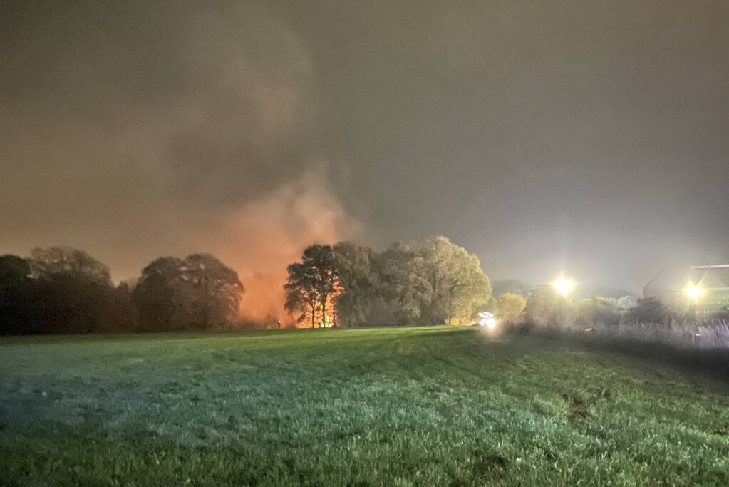 Uitslaande brand in gebouw voormalige schaatsbaan