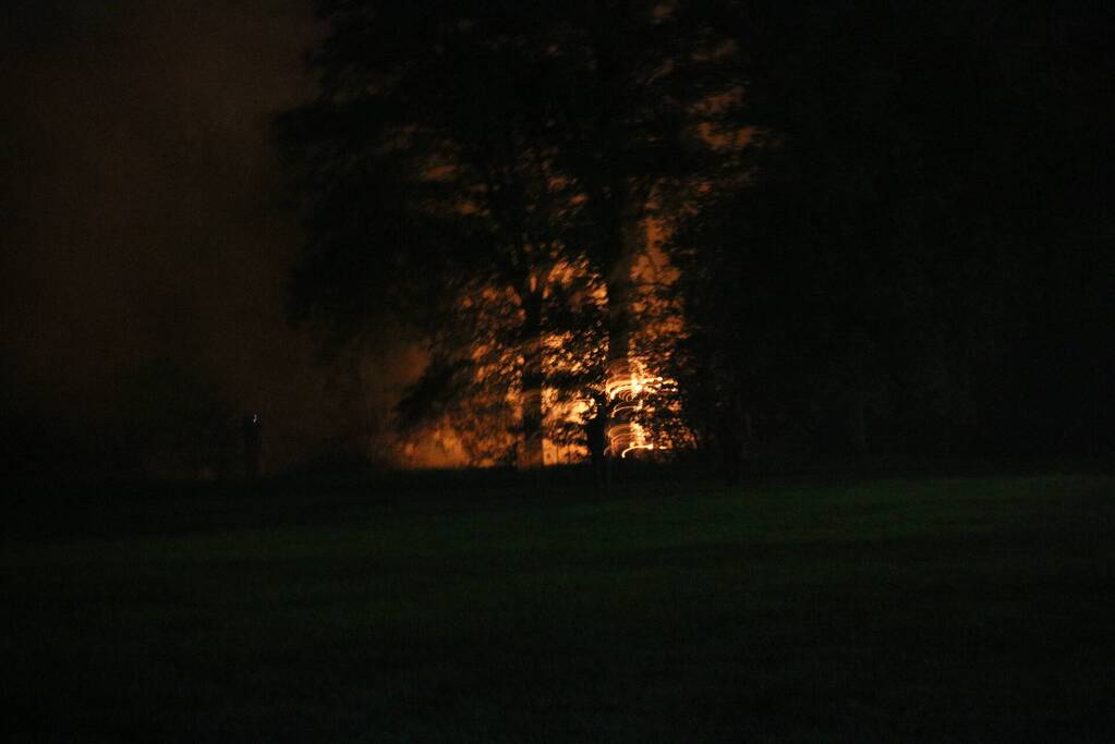 Uitslaande brand in gebouw voormalige schaatsbaan