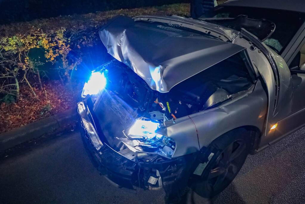 Flinke schade aan personenauto's door kop-staartbotsing