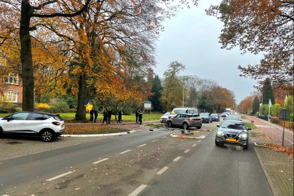 Auto vliegt over vluchtheuvel en botst op bestelbus