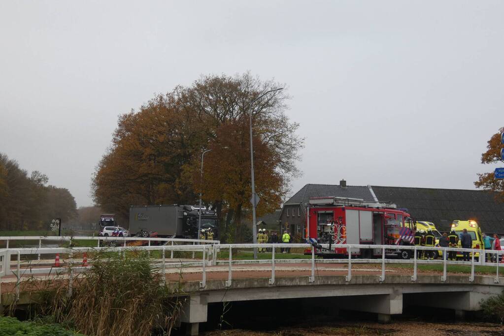 Auto belandt op de kop bij botsing