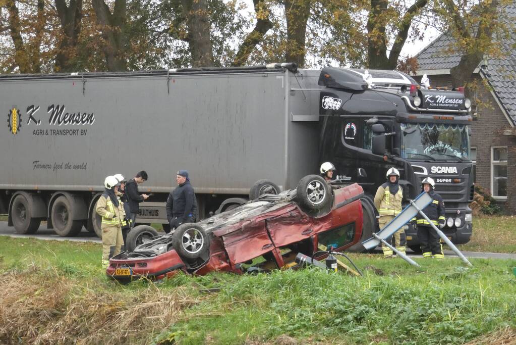 Auto belandt op de kop bij botsing