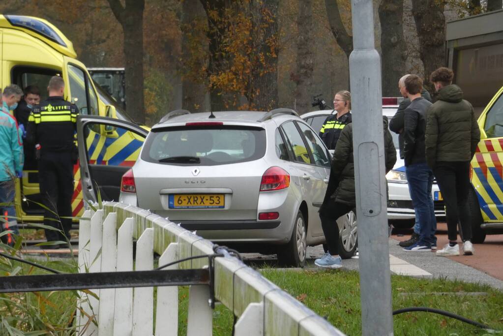 Auto belandt op de kop bij botsing