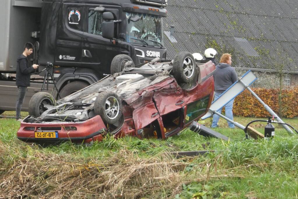 Auto belandt op de kop bij botsing
