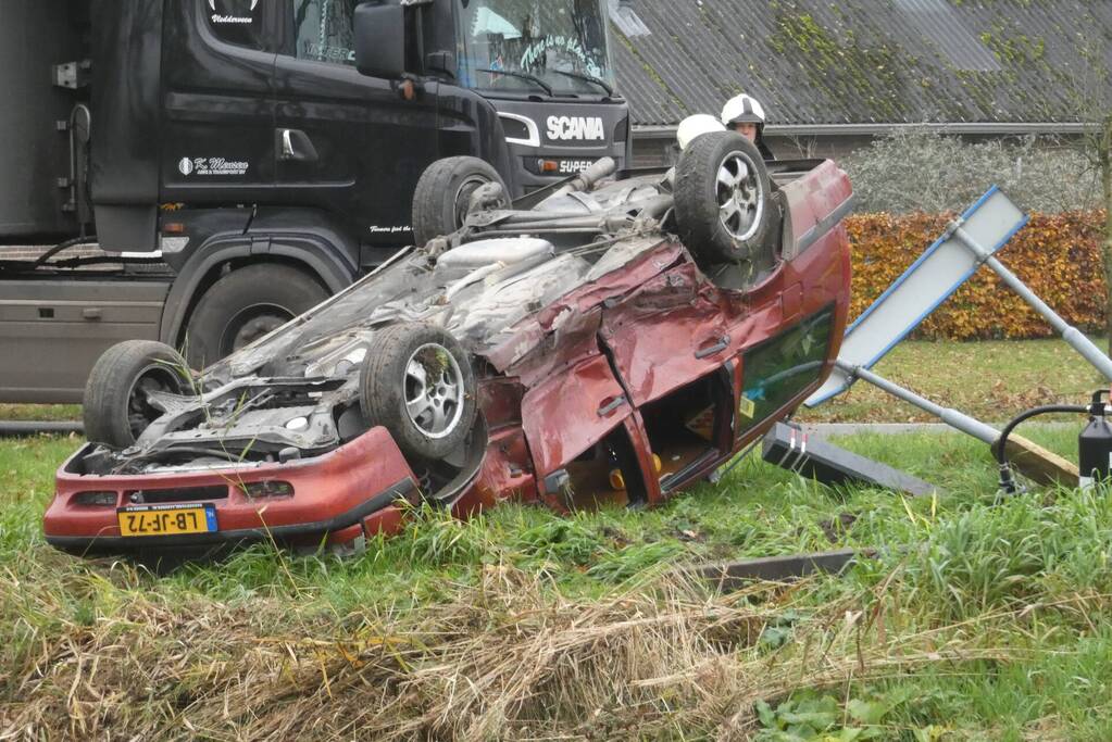 Auto belandt op de kop bij botsing