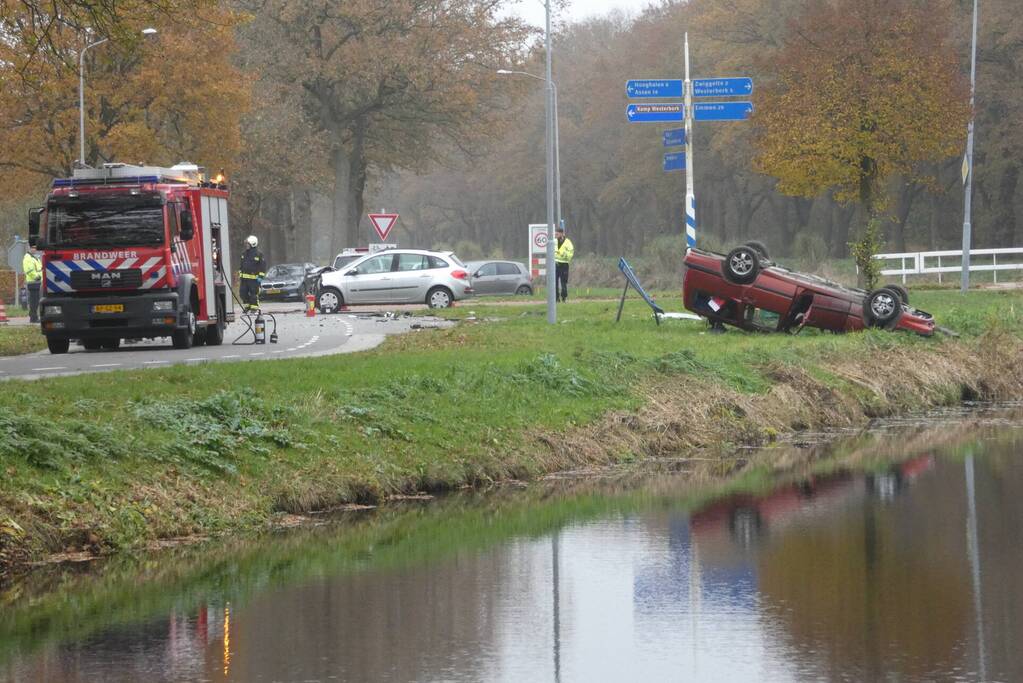 Auto belandt op de kop bij botsing