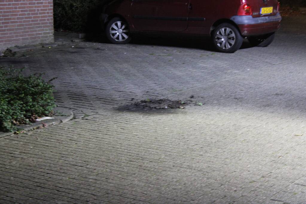 Zwaar vuurwerk laat jerrycan met benzine ontsteken