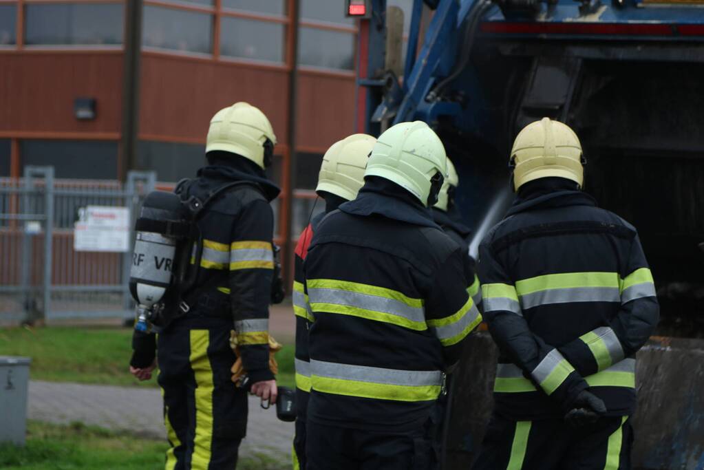 Inhoud vuilniswagen vliegt in brand