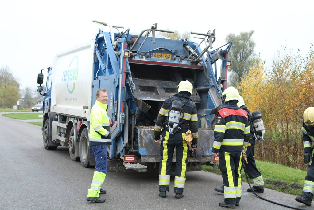 Inhoud vuilniswagen vliegt in brand