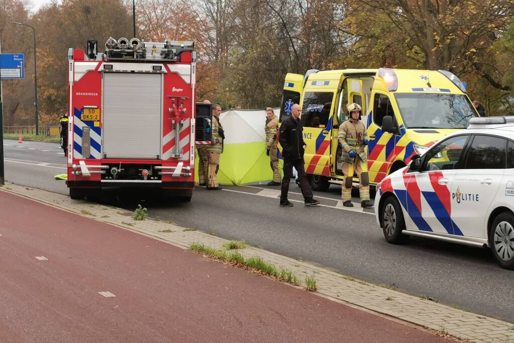Bestuurder botst met auto op weg afrastering
