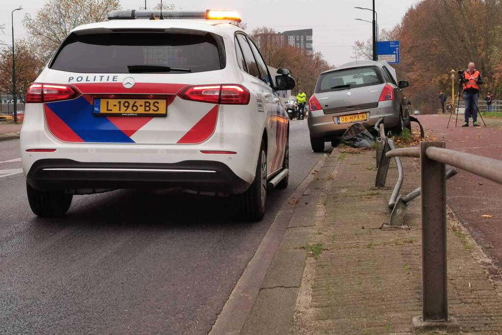 Bestuurder botst met auto op weg afrastering