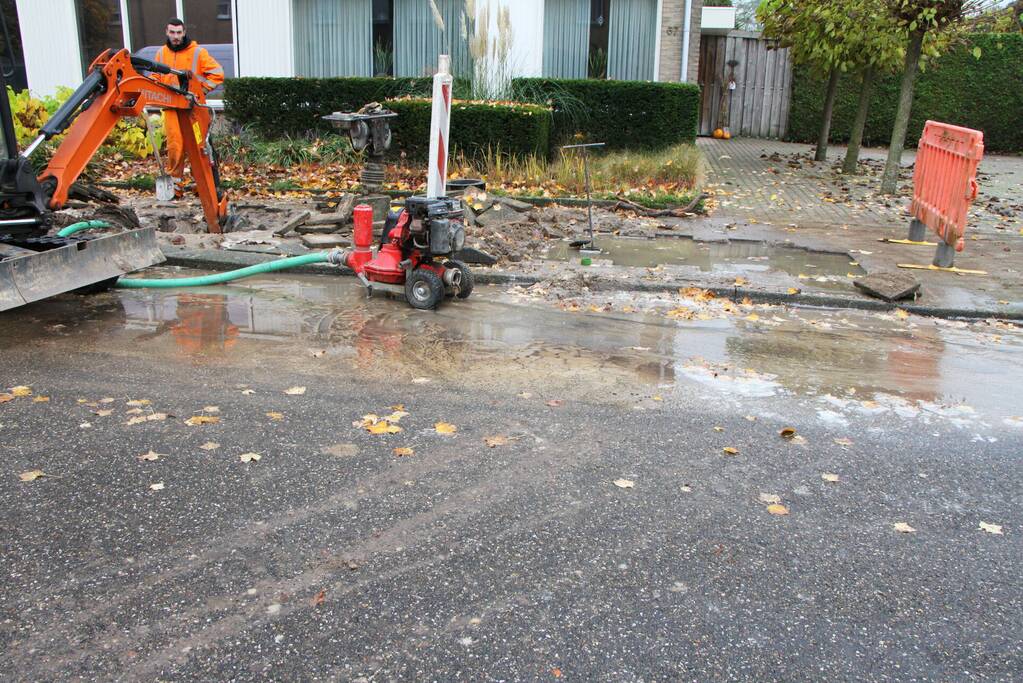 Stoep en straat blank na gesprongen waterleiding