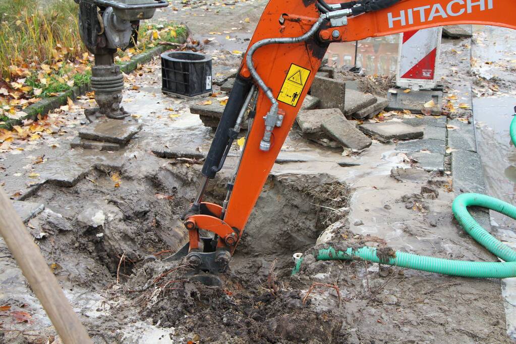Stoep en straat blank na gesprongen waterleiding