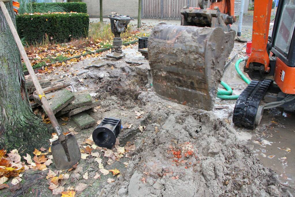 Stoep en straat blank na gesprongen waterleiding