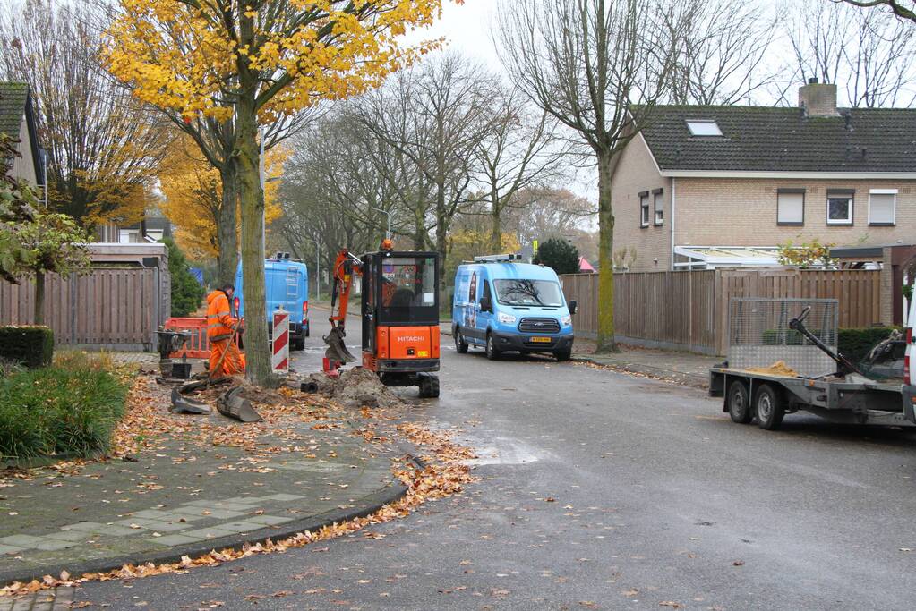 Stoep en straat blank na gesprongen waterleiding