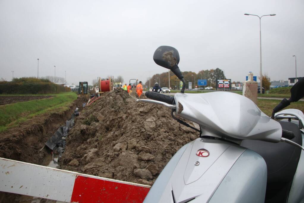 Brommerrijdster gaat onderuit op weg met modder bedekt