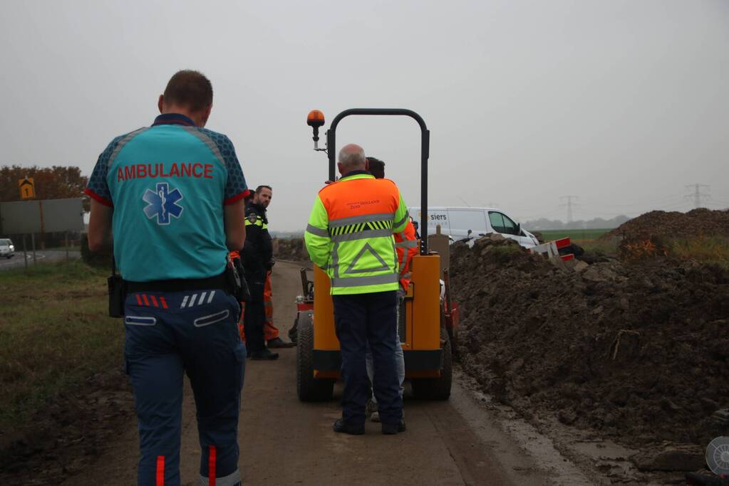 Brommerrijdster gaat onderuit op weg met modder bedekt