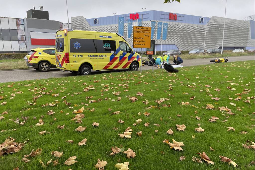 Motorrijder gaat onderuit en raakt gewond