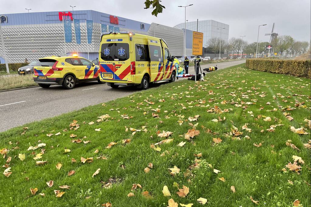 Motorrijder gaat onderuit en raakt gewond
