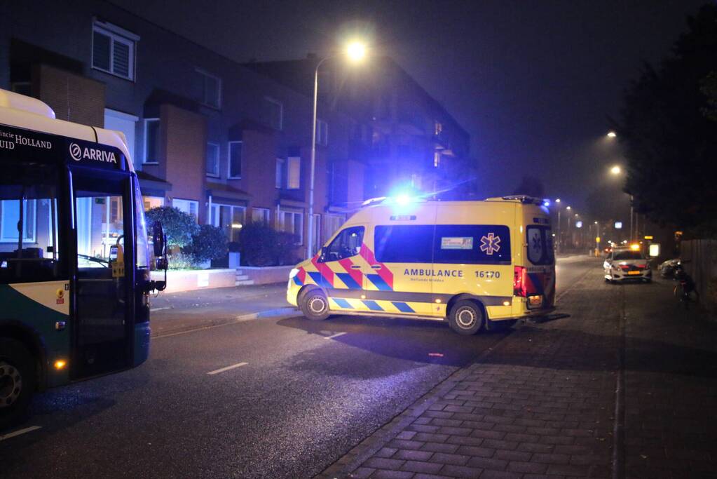 Fietser zwaargewond na val over stoep