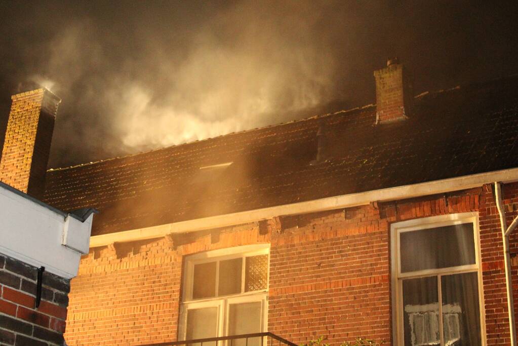 Flinke rookontwikkeling door brand in woning