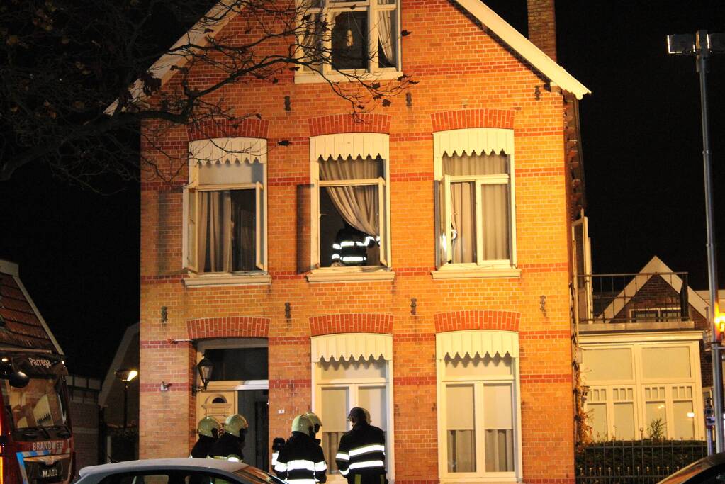 Flinke rookontwikkeling door brand in woning