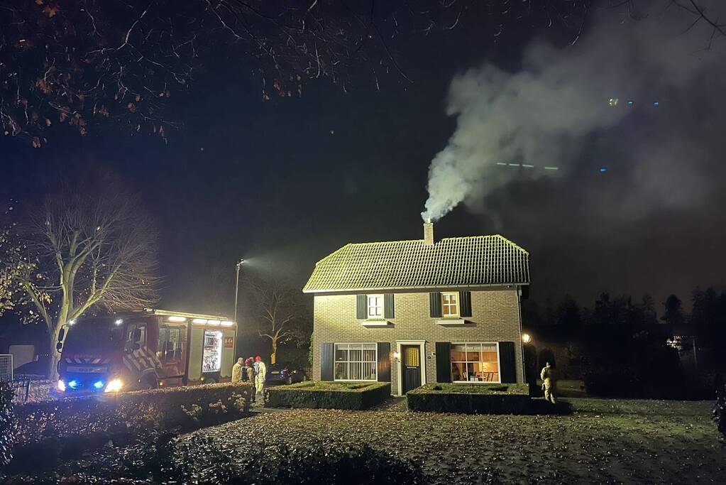 Veel rookontwikkeling door brand in schoorsteen van woning