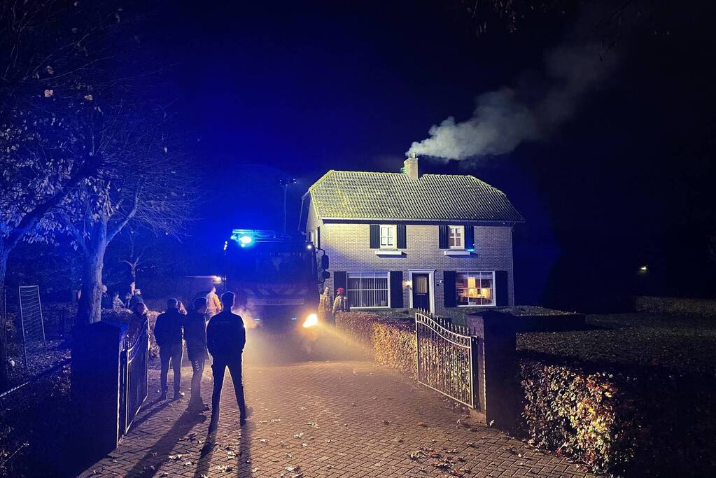 Veel rookontwikkeling door brand in schoorsteen van woning