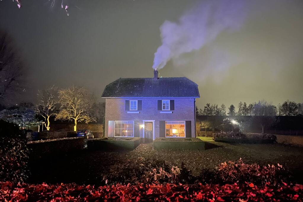 Veel rookontwikkeling door brand in schoorsteen van woning
