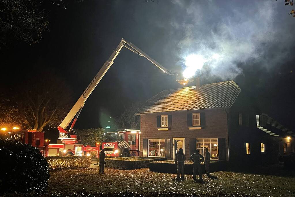 Veel rookontwikkeling door brand in schoorsteen van woning