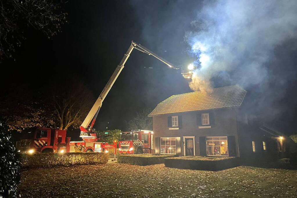 Veel rookontwikkeling door brand in schoorsteen van woning