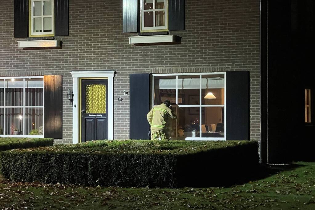 Veel rookontwikkeling door brand in schoorsteen van woning