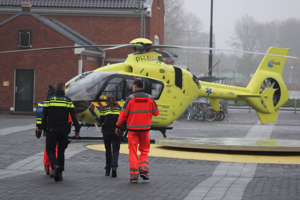 Voetganger bekneld onder vrachtwagen