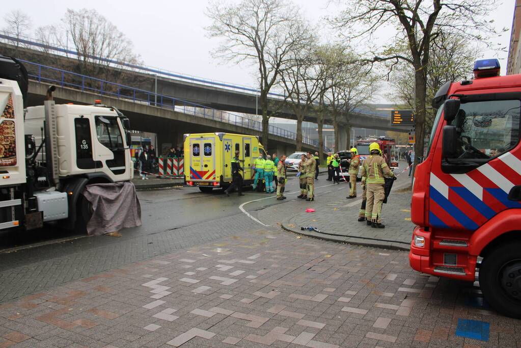 Voetganger bekneld onder vrachtwagen