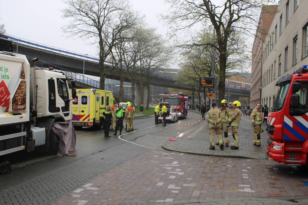 Voetganger bekneld onder vrachtwagen