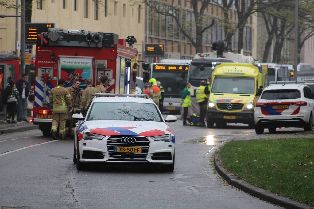 Voetganger bekneld onder vrachtwagen