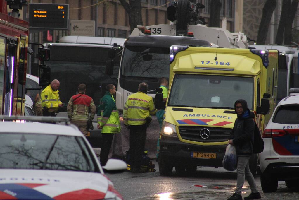 Voetganger bekneld onder vrachtwagen