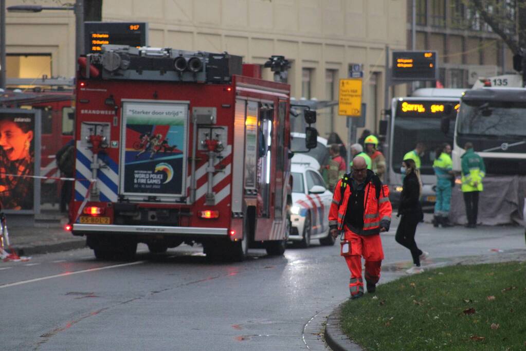 Voetganger bekneld onder vrachtwagen