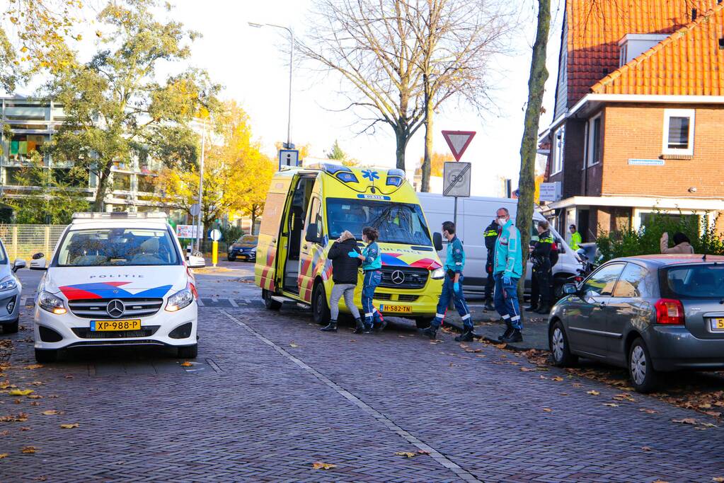 Vrouw op fiets botst op bestelbus