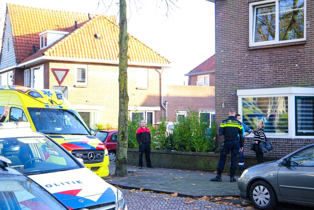 Vrouw op fiets botst op bestelbus